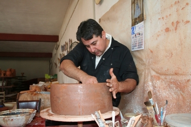 El artesano Antonio Moreno Arias presenta en el Museo Etnográfico de Olivenza una selección de sus piezas alfarería