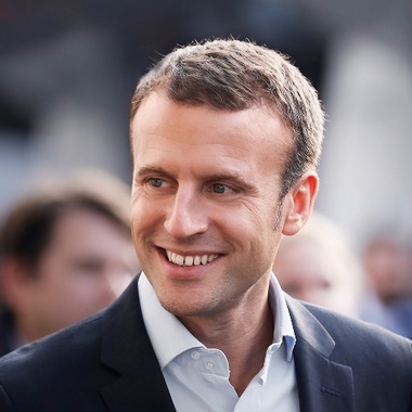 Mistó aviló M. Macron. Te avés baxtaló. (Bienvenido, señor Macron. Que sea feliz)