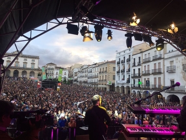 Womad Cáceres arranca con más de 30.000 personas en los conciertos de la ciudad monumental durante el viernes