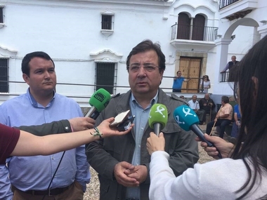 Fernández Vara expresa su solidaridad a la familia de la vecina de Hornachos (Badajoz) desaparecida