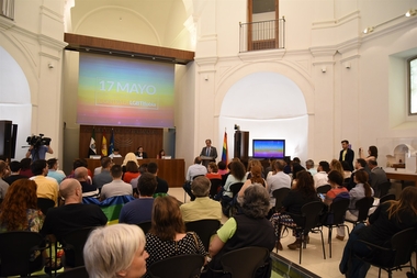 Extremadura celebra el Día contra la LGTBIfobia con la vista puesta en el Plan Integral de Educación para este colectivo