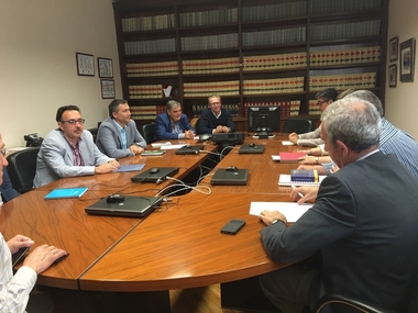 Cooperativas Extremadura y Agencia Tributaria acuerdan mejorar el sistema de comunicación de transporte de vino
