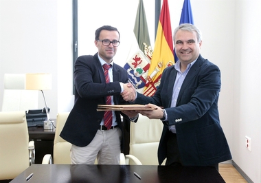 Diputación de Badajoz y ayuntamiento de la capital pacense firman un convenio para compartir fibra óptica municipal