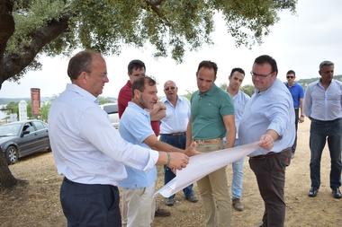 Monago visita la localidad de Cheles (Badajoz) dentro de la ruta territorial