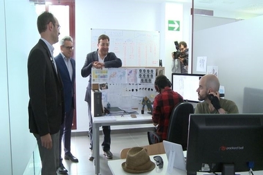 Vara visita un estudio de animación en Almendralejo (Badajoz) del que destaca que pone a la región 