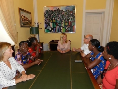 La alcaldesa de Cáceres recibe a cuatro mujeres de Mozambique que difunden su forma de vida 