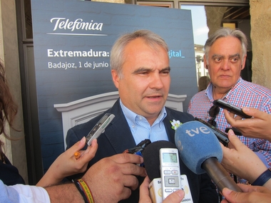 El alcalde de Badajoz confía en que los pliegos para implantar tecnología LED puedan ir 