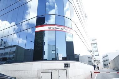 El gasto en prestaciones por desempleo baja un 9,5% en abril en España y la tasa de cobertura ronda el 54%