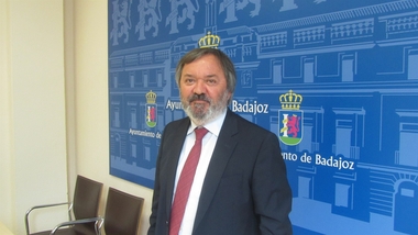 El PSOE de Badajoz pide anular el convenio con Adeba para la explotación de aparcamientos al considerarlo 
