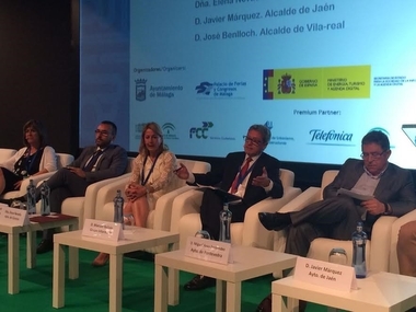 Nevado pone a Cáceres como ejemplo de innovación en la gestión de servicios públicos en un foro de smartcities