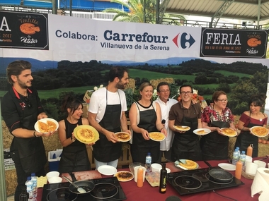 La presidenta de la Asamblea apoya la Feria de la Tortilla de Villanueva de la Serena (Badajoz) en su quinta edición