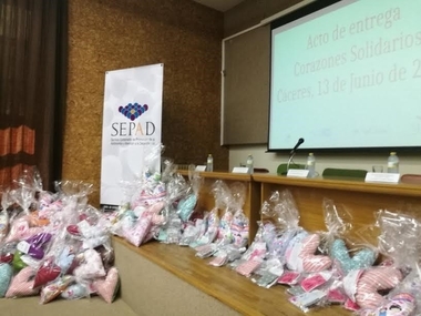 El centro de mayores de la Plaza Mayor de Cáceres entrega 100 cojines terapéuticos a mujeres con cáncer de mama