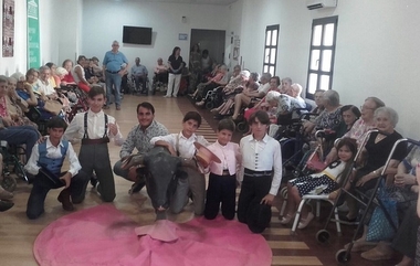 Alumnos de la Escuela Taurina de la Diputación visitan la residencia de mayores Puente Real de Badajoz