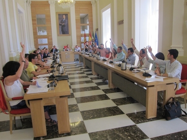 El Ayuntamiento de Cáceres acuerda crear un reglamento para controlar los gastos de los grupos políticos municipales