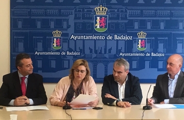 Fragoso y Julia Timón (Cs) firman un acuerdo para aprobar los presupuestos municipales de Badajoz para 2017