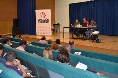 La Diputación de Badajoz explica a los ayuntamientos de la provincia pacense los fondos IDAE