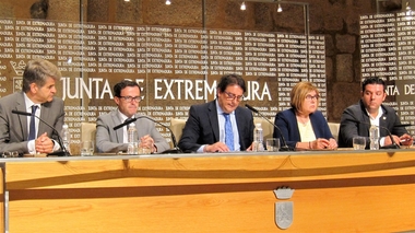 Cruz Roja Extremadura renovará su flota de ambulancias gracias a 1,6 millones aportados por Junta y diputaciones