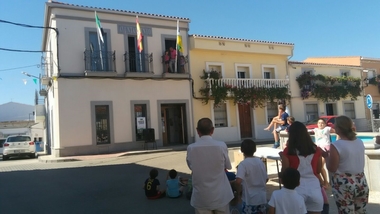 Villar de Rena (Badajoz) alza una bandera para concienciar sobre la necesidad de una correcta gestión de los residuos