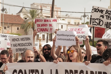 Trabajadoras de productoras extremeñas se concentran en Mérida en rechazo a los despidos en el sector