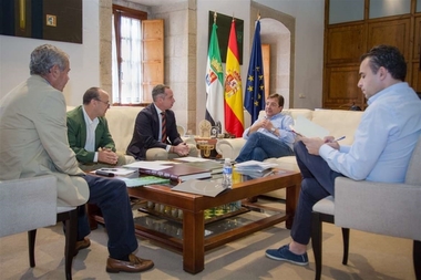 La Federación Extremeña de Caza pide el apoyo de Vara para declarar Bien de Interés Cultural las monterías y las rehalas