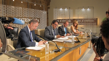BBVA y Caixabank ofrecen hipotecas a los inquilinos de las viviendas sociales de la Junta para que puedan comprarlas