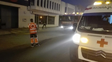 Un incendio provoca daños materiales en las oficinas de un concesionario de coches en Almendralejo 