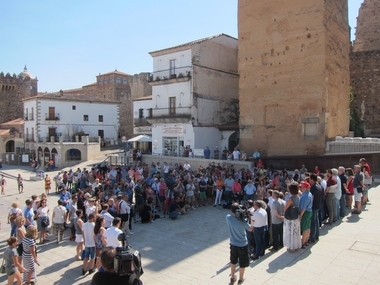 Cáceres se suma al dolor de las víctimas con un minuto de silencio y el ayuntamiento luce un crespón negro