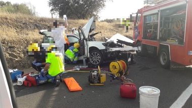 Una colisión entre un camión y un turismo en Casas de Don Pedro  se salda con un fallecido, un herido grave y otro leve