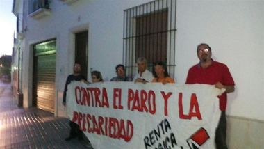 Activistas de Campamentos Dignidad protestan en la puerta de la residencia de Vara en Olivenza por los 