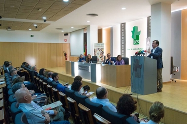 Fernández Vara considera necesario abordar también, desde la especialización, la violencia género en las personas mayores