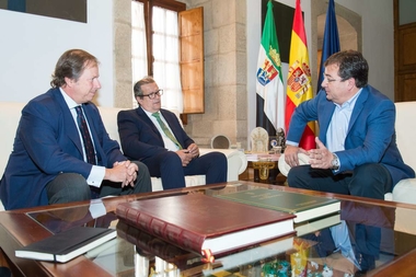 Fernández Vara apela al trabajo conjunto, la innovación y la formación para seguir mejorando en materia turística
