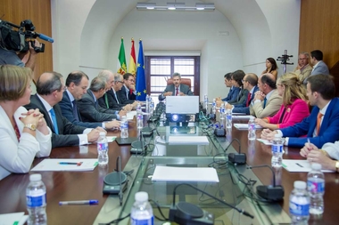 La Junta de Extremadura firma un convenio de colaboración con trece entidades financieras para impulsar y mejorar la financiación empresarial