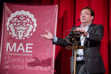 Fernández Vara afirma que el teatro enseña a pensar y nos plantea interrogantes