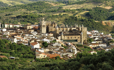 Vecinos de Guadalupe salen a la calle para pedir el voto a los turistas para ser el pueblo más bello de España