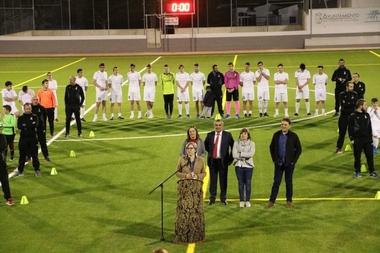 La Consejera de Cultura e Igualdad inaugura el primer campo de césped artificial con base de corcho de Extremadura