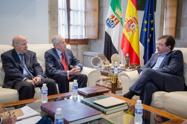 El presidente recibe a miembros de Guadalupex que reivindican que el Monasterio de Guadalupe dependa de una diócesis extremeña