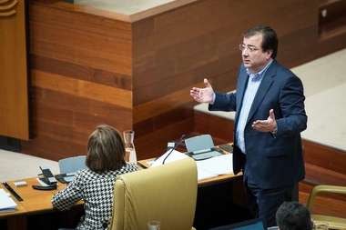 Fernández Vara aboga por valorar las cláusulas sociales en los concursos públicos y no ir solo a precio