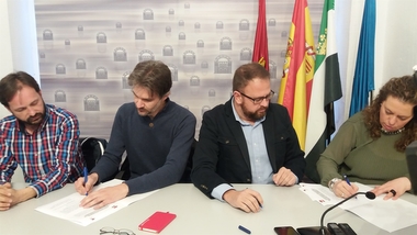 PSOE e IU de Mérida firman un acuerdo para aprobar los presupuestos municipales de 2018
