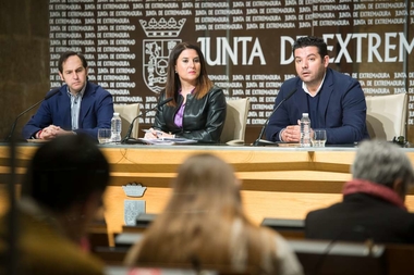 La Junta de Extremadura y Cruz Roja firman un convenio para atender situaciones excepcionales de riesgo de extremeños residentes en el extranjero