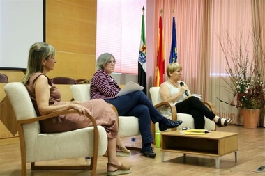Presentado en Cáceres un libro de Teodora Castro sobre el empoderamiento y el liderazgo femenino en Extremadura