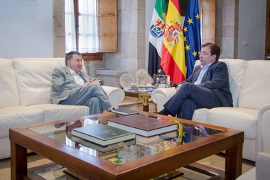 El presidente de la Junta de Extremadura recibe a Pedro Cañada, de Extremadura Unida, para abordar la situación ferroviaria en la región
