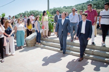 Fernández Vara destaca la importancia de los trabajos relacionados con los cuidados y acompañamiento de personas mayores y dependientes