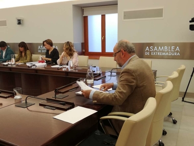Extremadura progresa de forma positiva reduciendo déficit y cumpliendo con sus proveedores
