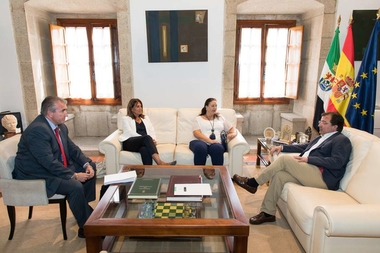 El presidente de la Junta de Extremadura se reúne con la presidenta de la Asociación de Víctimas del Terrorismo y con la delegada de la AVT en Extrema