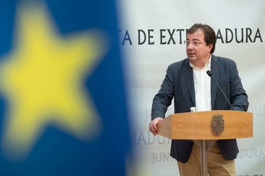 El presidente de la Junta entrega becas a 35 jóvenes que viajarán en agosto por países europeos