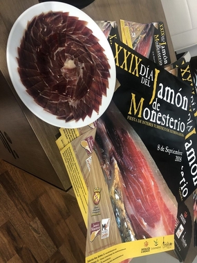 Unas 10 toneladas se degustarán y adquirirán en el XXIX Día del Jamón de Monesterio