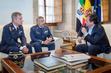 El presidente de la Junta recibe al coronel Vidal Fernández como nuevo jefe de la Base Aérea de Talavera la Real
