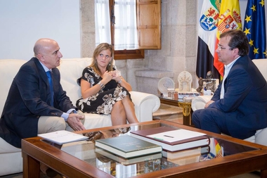 Fernández Vara aborda con la CHG la intensificación de las tareas para eliminar el camalote