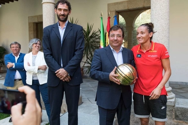 El presidente de la Junta de Extremadura recibe a la Selección Española Femenina de Baloncesto