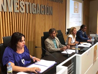 Begoña García recuerda que la red ferroviaria extremeña fue diseñada en el siglo XIX con intereses ajenos a la región